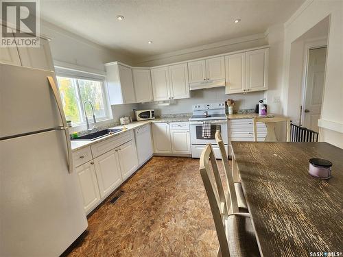 10 Danton Street, Tribune, SK - Indoor Photo Showing Kitchen