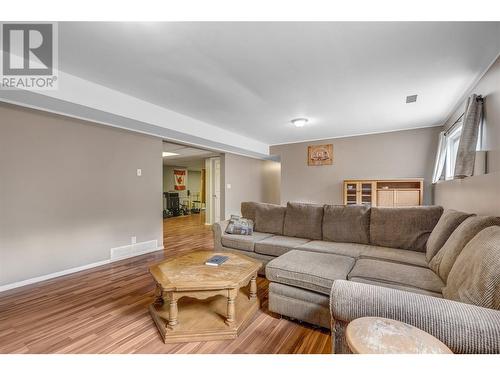 6401 Harrison Heights, Summerland, BC - Indoor Photo Showing Living Room