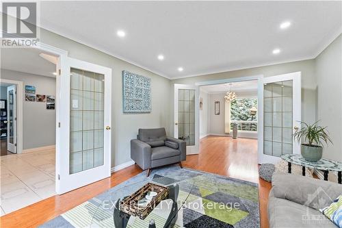 6109 Fernbank Road, Ottawa, ON - Indoor Photo Showing Living Room