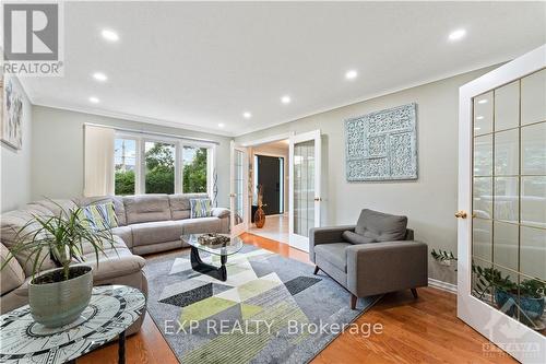 6109 Fernbank Road, Ottawa, ON - Indoor Photo Showing Living Room