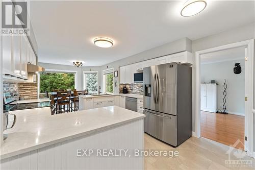 6109 Fernbank Road, Ottawa, ON - Indoor Photo Showing Kitchen