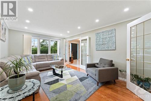 6109 Fernbank Road, Stittsville, ON - Indoor Photo Showing Living Room