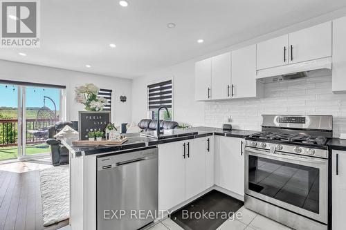 37 Woodedge Circle, Waterloo, ON - Indoor Photo Showing Kitchen With Stainless Steel Kitchen