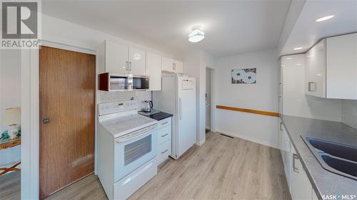 2924 3Rd Avenue N, Regina, SK - Indoor Photo Showing Kitchen