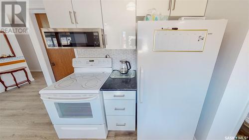 2924 3Rd Avenue N, Regina, SK - Indoor Photo Showing Kitchen