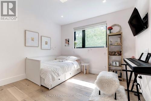 295 Allen Road, Grimsby, ON - Indoor Photo Showing Bedroom