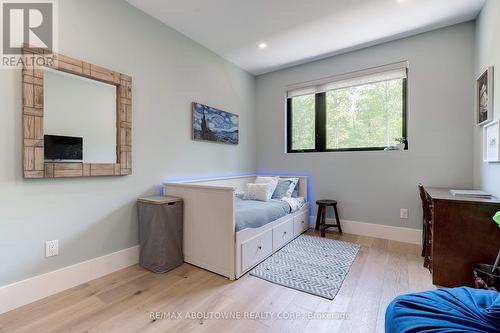 295 Allen Road, Grimsby, ON - Indoor Photo Showing Bedroom