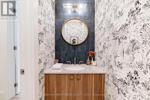 295 Allen Road, Grimsby, ON - Indoor Photo Showing Bathroom