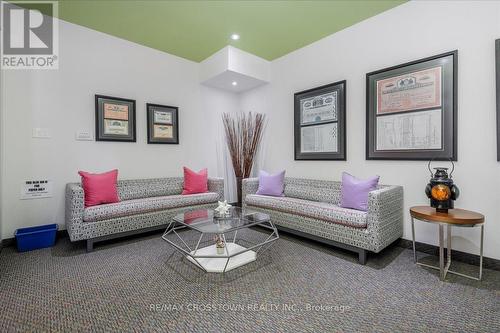 202 - 720 Yonge Street, Barrie, ON - Indoor Photo Showing Living Room