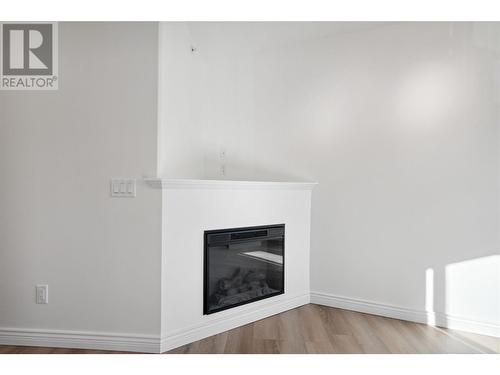 4433 Gordon Drive Unit# 208, Kelowna, BC - Indoor Photo Showing Living Room With Fireplace