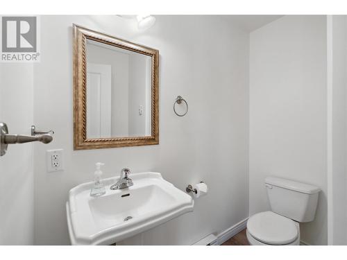 4433 Gordon Drive Unit# 208, Kelowna, BC - Indoor Photo Showing Bathroom