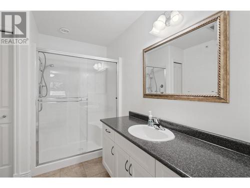 4433 Gordon Drive Unit# 208, Kelowna, BC - Indoor Photo Showing Bathroom