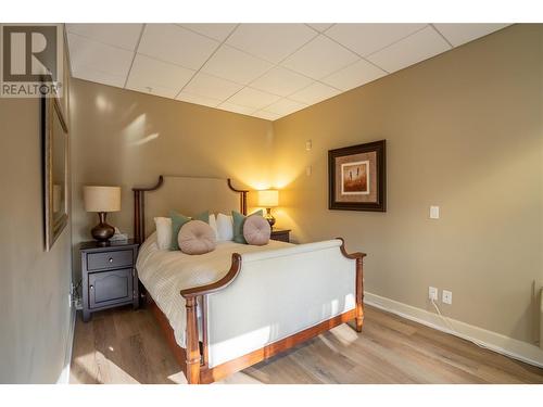 4433 Gordon Drive Unit# 208, Kelowna, BC - Indoor Photo Showing Bedroom