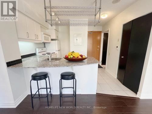 609 - 33 Sheppard Avenue E, Toronto, ON - Indoor Photo Showing Kitchen