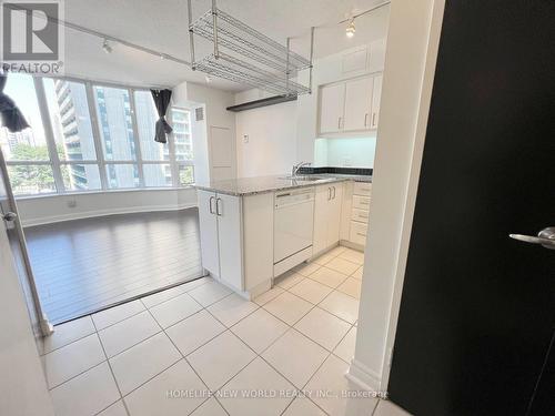 609 - 33 Sheppard Avenue E, Toronto, ON - Indoor Photo Showing Kitchen