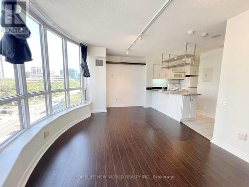 609 - 33 Sheppard Avenue E, Toronto, ON - Indoor Photo Showing Kitchen