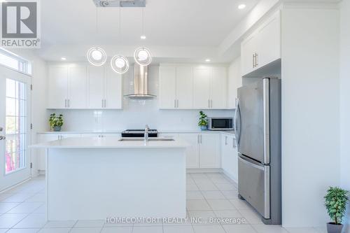 42 Marlene Johnston Drive, East Gwillimbury, ON - Indoor Photo Showing Kitchen With Upgraded Kitchen