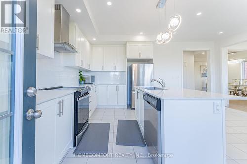 42 Marlene Johnston Drive, East Gwillimbury, ON - Indoor Photo Showing Kitchen With Upgraded Kitchen