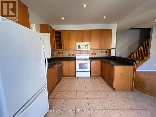 5647 Kellandy Run, Mississauga, ON - Indoor Photo Showing Kitchen