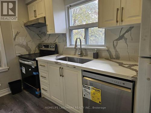 21 Highland Park Boulevard, Markham, ON - Indoor Photo Showing Kitchen