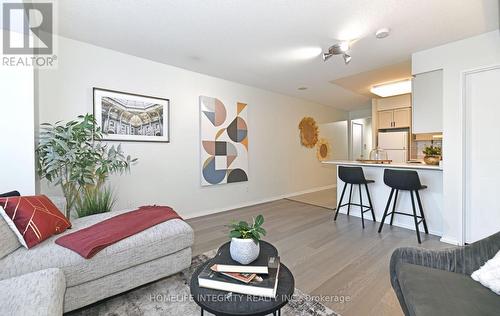 701 - 750 Bay Street, Toronto, ON - Indoor Photo Showing Living Room