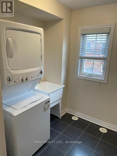 96 - 2280 Baronwood Drive N, Oakville, ON - Indoor Photo Showing Laundry Room