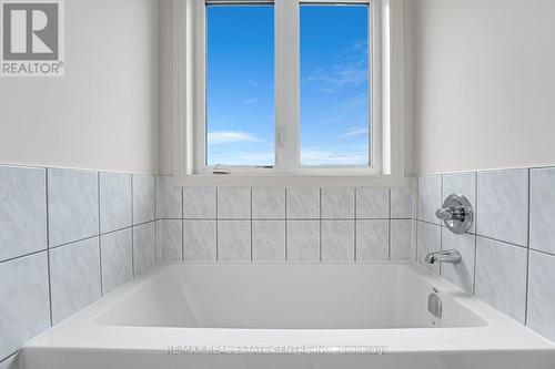 19 Lidstone Street, Cambridge, ON - Indoor Photo Showing Bathroom