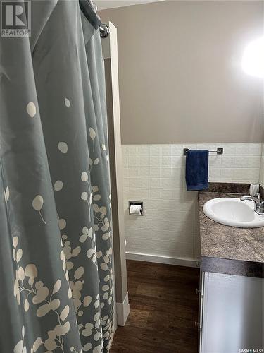 246 5Th Avenue Nw, Swift Current, SK - Indoor Photo Showing Bathroom