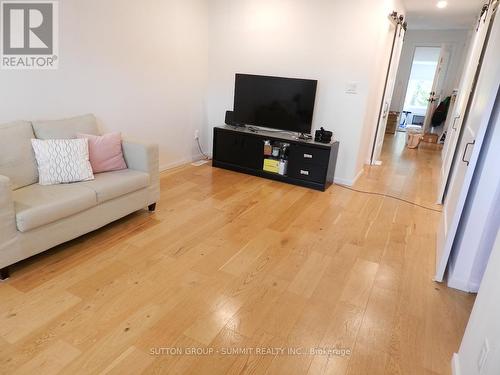 146 Harmony Avenue, Hamilton, ON - Indoor Photo Showing Living Room