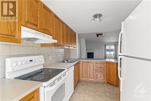 258 Chapman Mills Drive, Ottawa, ON - Indoor Photo Showing Kitchen With Double Sink