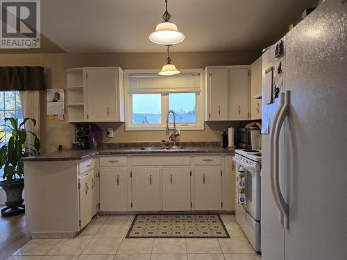 131 Duncan Place, Prince George, BC - Indoor Photo Showing Kitchen With Double Sink