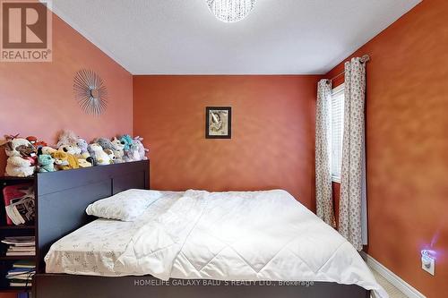 195 Aishford Road, Bradford West Gwillimbury, ON - Indoor Photo Showing Bedroom