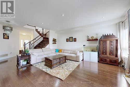 195 Aishford Road, Bradford West Gwillimbury, ON - Indoor Photo Showing Living Room