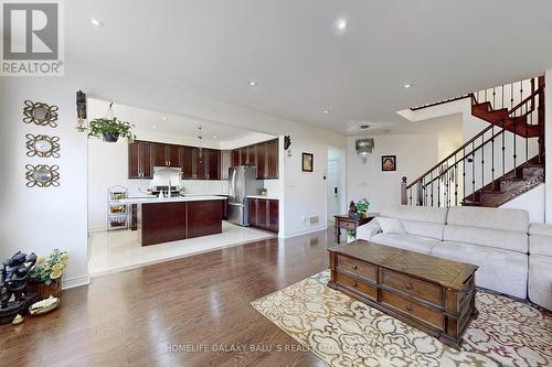 195 Aishford Road, Bradford West Gwillimbury, ON - Indoor Photo Showing Living Room