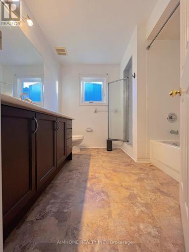 587 Pinder Avenue, Newmarket, ON - Indoor Photo Showing Bathroom