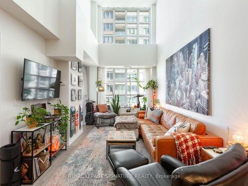 916-65 East Liberty St, Toronto, ON - Indoor Photo Showing Living Room