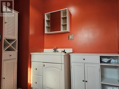 152 1St Street E, Mankota, SK - Indoor Photo Showing Laundry Room