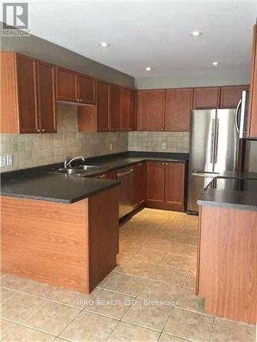 34 Haynes Court, Niagara-On-The-Lake, ON - Indoor Photo Showing Kitchen With Double Sink