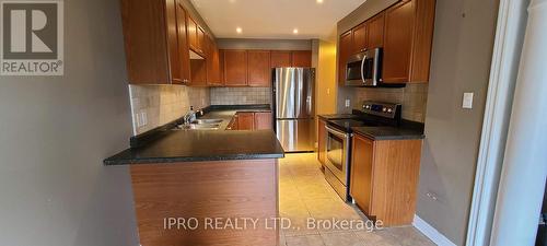 34 Haynes Court, Niagara-On-The-Lake, ON - Indoor Photo Showing Kitchen With Stainless Steel Kitchen