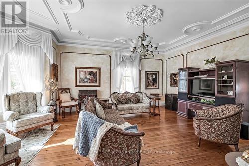 11 Oak Street, South Glengarry, ON - Indoor Photo Showing Living Room