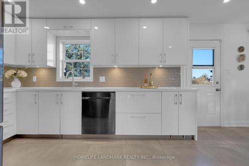 7 Hawtin Lane, Aurora, ON - Indoor Photo Showing Kitchen