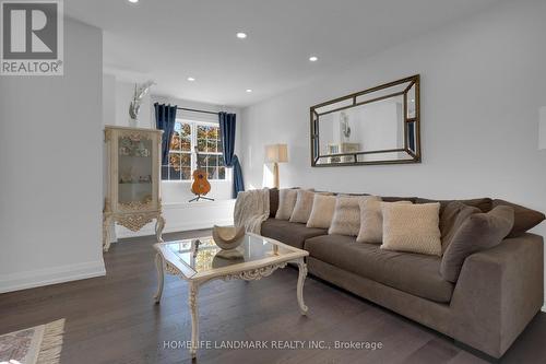 7 Hawtin Lane, Aurora, ON - Indoor Photo Showing Living Room