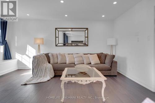 7 Hawtin Lane, Aurora, ON - Indoor Photo Showing Living Room