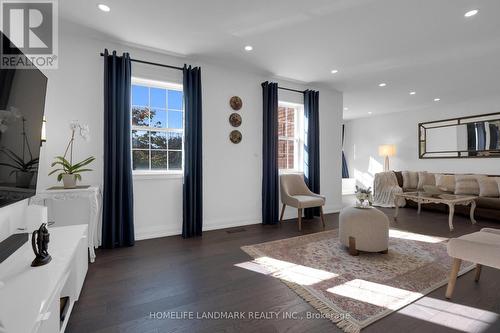 7 Hawtin Lane, Aurora, ON - Indoor Photo Showing Living Room