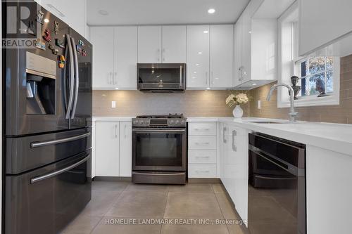 7 Hawtin Lane, Aurora, ON - Indoor Photo Showing Kitchen With Upgraded Kitchen