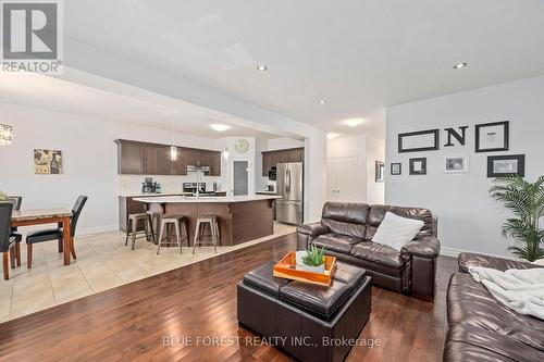 3245 Jinnies Way, London, ON - Indoor Photo Showing Living Room