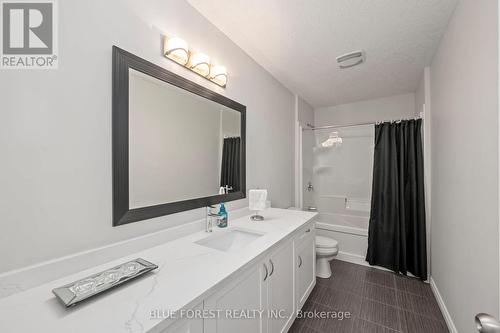 3245 Jinnies Way, London, ON - Indoor Photo Showing Bathroom