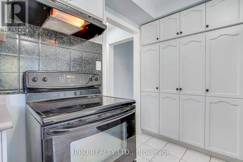 5874 Chorley Place, Mississauga, ON - Indoor Photo Showing Kitchen