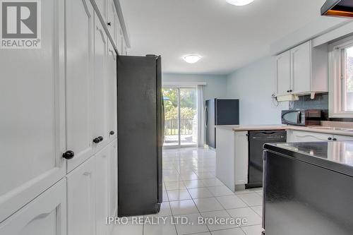 5874 Chorley Place, Mississauga, ON - Indoor Photo Showing Kitchen