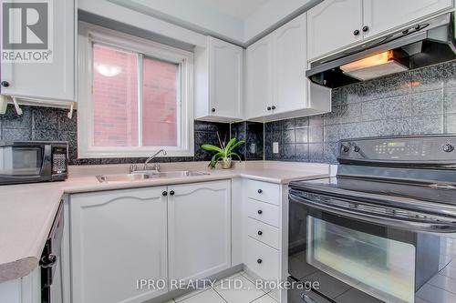 5874 Chorley Place, Mississauga, ON - Indoor Photo Showing Kitchen With Double Sink